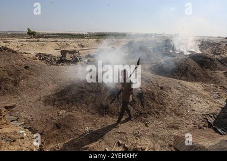 Palästinensische Arbeiter hacken verbranntes Holz an einer Produktionsstätte für Holzkohle in Khan Yunis im südlichen Gazastreifen palästinensische Arbeiter hacken verbranntes Holz an einer Produktionsstätte für Holzkohle in Khan Yunis im südlichen Gazastreifen am 30. Oktober 2024, während der Krieg zwischen Israel und der Hamas im palästinensischen Gebiet andauerte. Foto: Omar Ashtawy apaimages Khan Yunis Gazastreifen palästinensisches Gebiet 311024 KhanYunis OSH 0048 Copyright: XapaimagesxOmarxAshtawyxapaimagesx Stockfoto