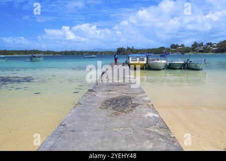 Strand, Strand, Blue Bay Marine Park, Parc marin de Blue Bay, Blue Bay Marine Park, Marine Reserve, Ausflugsboote zum Schnorcheln, Tauchen, Ostküste Stockfoto