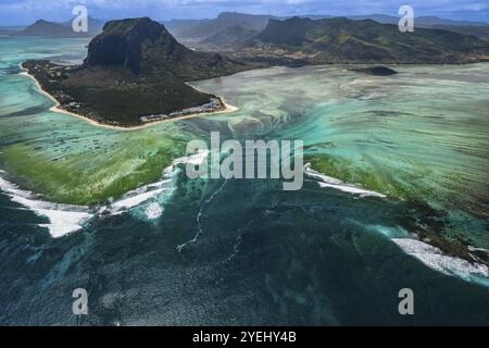 Unterwasser-Wasserfall, optische Illusion, Naturphänomen, Luftaufnahme, Riff, Korallenriff, Fransenriff, Le Morne Brabant, Südküste, Indischer Ozean Stockfoto