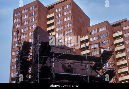 Deutschland, Berlin, 23. Oktober 1991, Abriss des Lenindenkmals auf dem Leninplatz in Berlin Friedrichshain, Bürger versammeln sich, um den Abriss zu verhindern, Stockfoto