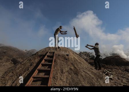 Palästinensische Arbeiter hacken verbranntes Holz an einer Produktionsstätte für Holzkohle in Khan Yunis im südlichen Gazastreifen palästinensische Arbeiter hacken verbranntes Holz an einer Produktionsstätte für Holzkohle in Khan Yunis im südlichen Gazastreifen am 30. Oktober 2024, während der Krieg zwischen Israel und der Hamas im palästinensischen Gebiet andauerte. Foto: Omar Ashtawy apaimages Khan Yunis Gazastreifen palästinensisches Gebiet 311024 KhanYunis OSH 0035 Copyright: XapaimagesxOmarxAshtawyxapaimagesx Stockfoto