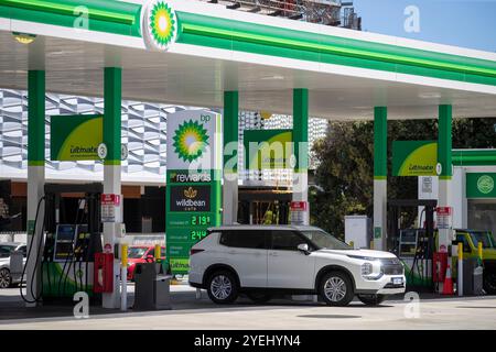 Eine BP-Tankstelle mit mehreren Tankstellen, die mit „BP Ultimate“-Branding und -Schildern ausgezeichnet sind. Stockfoto