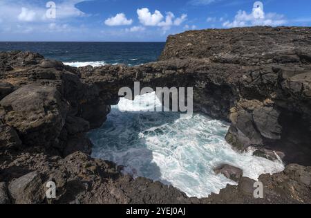 Pont Naturel, Naturbrücke, Naturbrücke, Felsbrücke, Felsbogen, Surfen, Südküste, Indischer Ozean, Insel, Mauritius, Afrika Stockfoto