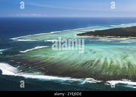 Unterwasser-Wasserfall, optische Illusion, Naturphänomen, Luftaufnahme, Riff, Korallenriff, Fransenriff, Le Morne Brabant, Südküste, Indischer Ozean Stockfoto