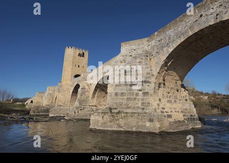 Mittelalterliche Brücke über den Fluss Ebro in der antiken Stadt Frias, Burgos, Spanien, Europa Stockfoto