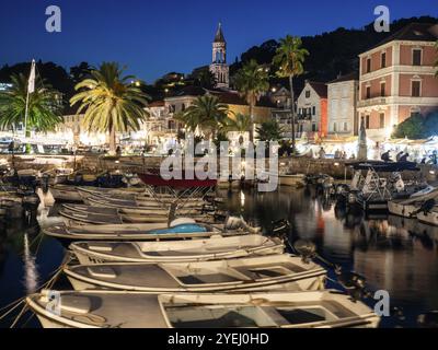 Boote im alten Hafen, Nachtaufnahme, Stadt Hvar, Insel Hvar, Dalmatien, Kroatien, Europa Stockfoto