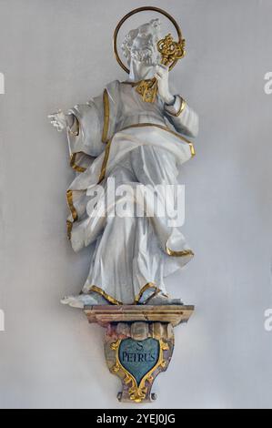 Figur des hl. Peter in der römisch-katholischen Kirche St. Verena, Bad Wurzach, Allgaeu, Baden-Württemberg, Deutschland, Europa Stockfoto