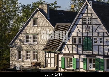 Zwei traditionelle Fachwerkhäuser mit grünen Fensterläden im Sonnenschein in Solingen Burg, Nordrhein-Westfalen Stockfoto