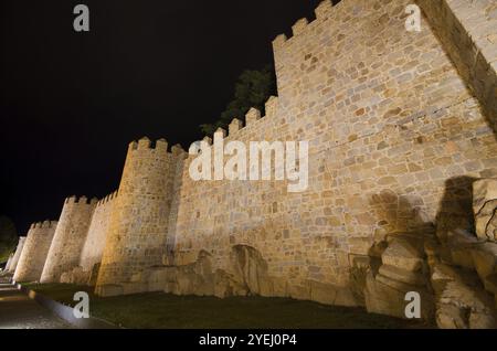 Nachtszene der berühmten Stadtmauern von Avila in Castilla y Leon, Spanien, Europa Stockfoto