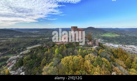 Luftaufnahme, Reichsburg Trifels, Annweiler, Pfalz, Rheinland-Pfälzer Wald im Herbst, Deutschland, Europa Stockfoto