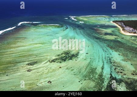 Unterwasser-Wasserfall, optische Illusion, Naturphänomen, Luftaufnahme, Riff, Korallenriff, Fransenriff, Le Morne Brabant, Südküste, Indischer Ozean Stockfoto