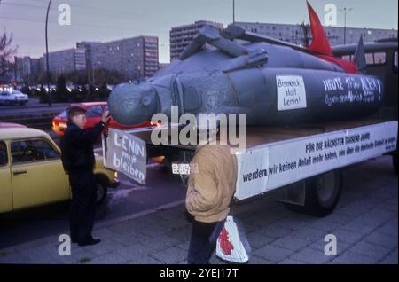 Deutschland, Berlin, 23. Oktober 1991, Demonstration gegen den Abriss des Lenin-Denkmals auf dem Leninplatz in Berlin Friedrichshain, Bürger versammeln sich Stockfoto