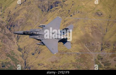 USAF F-15E Strike Eagle vom RAF Lakenheath 48th Fighter Wing, niedrige Ebene bei 500 Fuß, 500 Knoten im Lake District LFA17, Cumbria, Großbritannien Stockfoto
