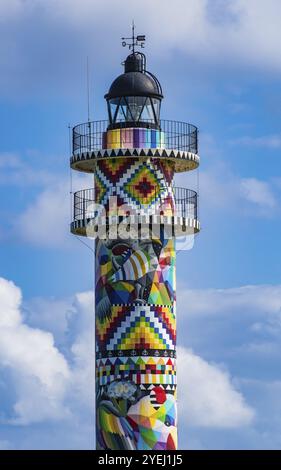 Ein Leuchtturm mit lebendigen geometrischen Mustern steht vor einem hellblauen Himmel, Faro de Ajo Leuchtturm, Farbe, Kantabrien, Spanien, Europa Stockfoto