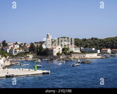 Franziskanerkloster und Kirche unserer Lieben Frau von Gnade, Boote im Hafen, Stadt Hvar, Insel Hvar, Dalmatien, Kroatien, Europa Stockfoto