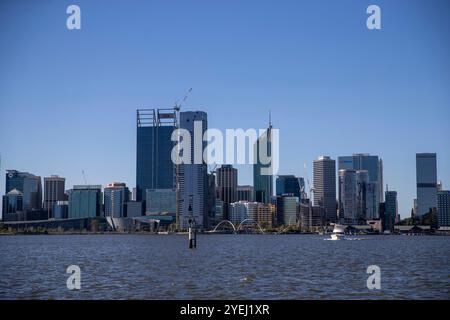 Dieses Foto zeigt die Skyline der Stadt Perth, von der anderen Seite des Swan River aus gesehen, mit modernen Hochhäusern und klarem blauem Himmel. Stockfoto