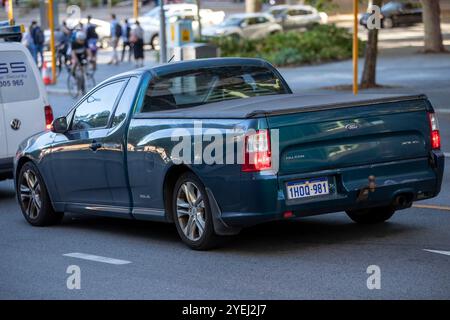 Ford Falcon XR6 Nutzfahrzeug, das auf einer Stadtstraße fährt und die Heck- und Seitenansicht des Fahrzeugs hervorhebt. Stockfoto