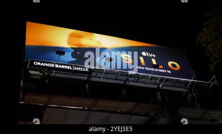 Los Angeles, Kalifornien, USA 29. Oktober 2024 Silo Reklametafel am Sunset Blvd am 29. Oktober 2024 in Los Angeles, Kalifornien, USA. Foto: Barry King/Alamy Stock Photo Stockfoto