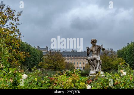 Blick auf die öffentlichen Gärten des Königspalastes, Paris, Frankreich Stockfoto