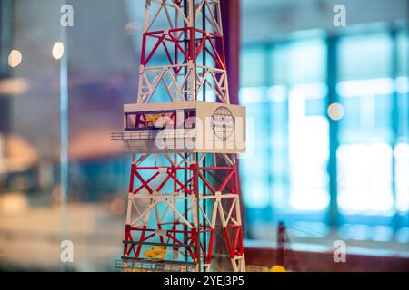 Ein detailliertes Modell einer Offshore-Bohrinsel, das in einer Museumsausstellung ausgestellt ist, umgeben von einem Glaskasten mit lebhaften Farben und komplizierten Strukturen. Stockfoto