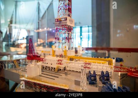 Ein detailliertes Modell einer Offshore-Bohrinsel, das in einer Museumsausstellung ausgestellt ist, umgeben von einem Glaskasten mit lebhaften Farben und komplizierten Strukturen. Stockfoto