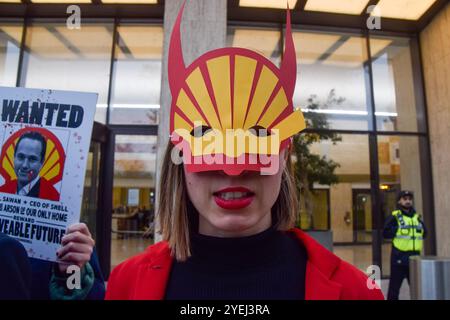 London, England, Großbritannien. 31. Oktober 2024. Umweltaktivisten veranstalten vor dem Shell-Hauptquartier einen Halloween-Protest, bei dem sie den fossilen Brennstoff-Giganten für seine enormen Gewinne auffordern und fordern, dass er für Umweltschäden bezahlen muss. (Kreditbild: © Vuk Valcic/ZUMA Press Wire) NUR REDAKTIONELLE VERWENDUNG! Nicht für kommerzielle ZWECKE! Stockfoto