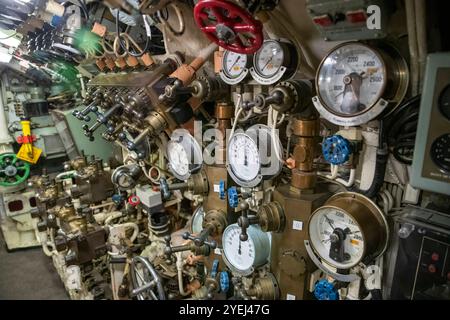 Detaillierte Innenansicht eines U-Boot-Maschinenraums mit einer Reihe von Manometern, Ventilen, Druckanzeigen und mechanischen Hebeln. Stockfoto