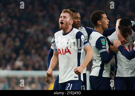 London, Großbritannien. 30. Oktober 2024. Dejan Kulusevski von Tottenham Hotspur feiert Pape Matar Sarr vom Tottenham Hotspur FC gegen Manchester City FC Carabao Cup Achtelfinale im Tottenham Hotspur Stadium, London, England, Vereinigtes Königreich am 30. Oktober 2024 Credit: Every Second Media/Alamy Live News Stockfoto