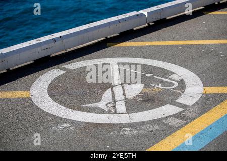 Dieses Bild zeigt ein gemaltes Schild auf einem Bürgersteig mit der Aufschrift „kein Angeln“. Stockfoto