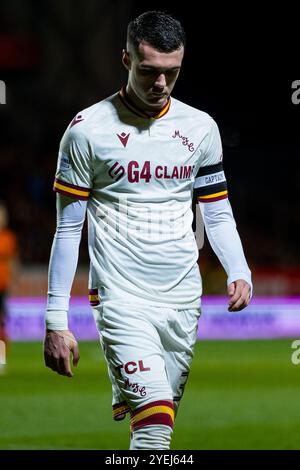 Dundee, Schottland. 30. Oktober 2024. Lennon Miller (38 – Motherwell) trägt zum ersten Mal das Captains-Armband Dundee United vs Motherwell – Scottish Premiership Credit: Raymond Davies / Alamy Live News Stockfoto