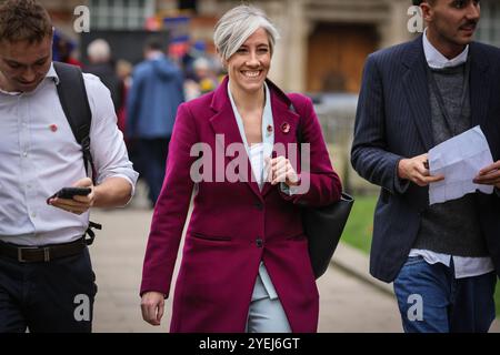 London, Großbritannien. 30. Oktober 2024. Daisy Cooper, stellvertretende Vorsitzende der liberaldemokraten, LibDem-Mitglied des Parlaments für St. Albans. Politiker aller Parteien, einschließlich aktueller und ehemaliger Minister, Parlamentsabgeordneter und anderer Kommentatoren, sind auf College Green in Westminster zu sehen und reagieren auf das Herbstbudget des Kanzlers in der Medienrunde. Quelle: Imageplotter/Alamy Live News Stockfoto