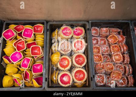 Srinagar, Indien. 31. Oktober 2024. Erdlampen werden auf einem lokalen Markt vor Diwali, dem indischen Hindufestival der Lichter in Srinagar, der Sommerhauptstadt von Jammu und Kaschmir, gesehen. Quelle: SOPA Images Limited/Alamy Live News Stockfoto