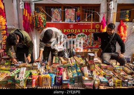 Srinagar, Indien. 31. Oktober 2024. Hindus kaufen Feuerwerkskörper auf einem lokalen Markt vor Diwali, dem indischen Hindufestival der Lichter in Srinagar, der Sommerhauptstadt von Jammu und Kaschmir. Quelle: SOPA Images Limited/Alamy Live News Stockfoto