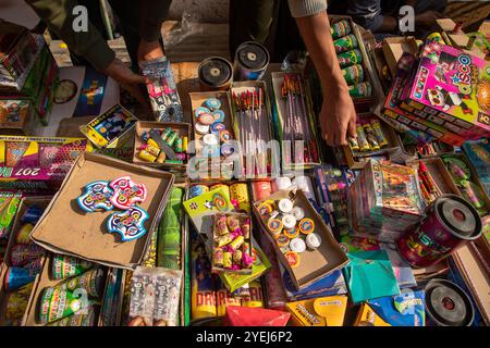 Srinagar, Indien. 31. Oktober 2024. Hindus kaufen Feuerwerkskörper auf einem lokalen Markt vor Diwali, dem indischen Hindufestival der Lichter in Srinagar, der Sommerhauptstadt von Jammu und Kaschmir. Quelle: SOPA Images Limited/Alamy Live News Stockfoto