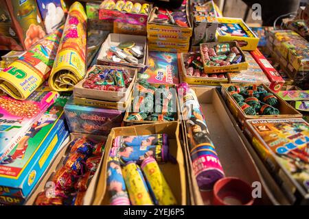 Srinagar, Indien. 31. Oktober 2024. Feuerwerkskörper werden auf einem lokalen Markt vor Diwali gesehen, dem indischen Hindufest der Lichter in Srinagar, der Sommerhauptstadt von Jammu und Kaschmir. Quelle: SOPA Images Limited/Alamy Live News Stockfoto