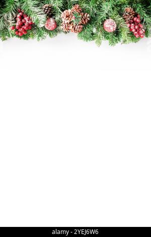 Weihnachtskarte mit Weihnachtsbaumrahmen. Feiertagshintergrund. Stockfoto