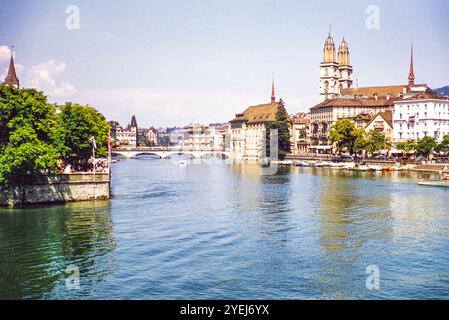 Historische Gebäude und Münsterbrücke an der Limmat im Stadtzentrum, Zürich, Schweiz, Europa 1950er Jahre Stockfoto