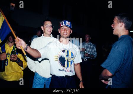 Jubelte die Öffentlichkeit am späten Abend in Motala, Schweden, nach dem Spiel Schwedens um den dritten Preis gegen Bulgarien bei der FIFA Fussball-Weltmeisterschaft 1994. Stockfoto