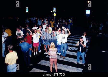 Jubelte die Öffentlichkeit am späten Abend in Motala, Schweden, nach dem Spiel Schwedens um den dritten Preis gegen Bulgarien bei der FIFA Fussball-Weltmeisterschaft 1994. Stockfoto