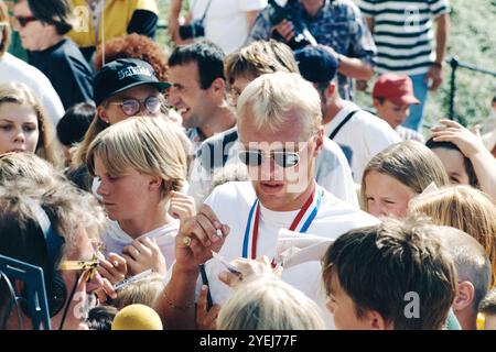 Der WM-Held Klas Ingesson kommt 1994 und wird in seiner Heimatstadt Ödeshög, Schweden, nach der Bronze Schwedens bei der FIFA-Weltmeisterschaft 1994, geehrt. Stockfoto