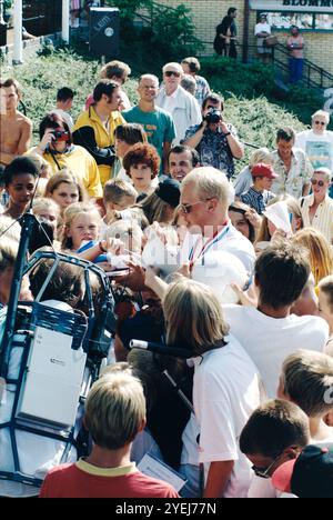 Der WM-Held Klas Ingesson kommt 1994 und wird in seiner Heimatstadt Ödeshög, Schweden, nach der Bronze Schwedens bei der FIFA-Weltmeisterschaft 1994, geehrt. Stockfoto