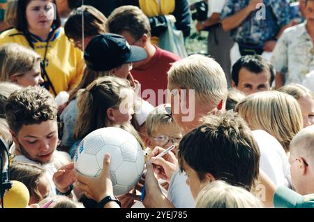 Der WM-Held Klas Ingesson kommt 1994 und wird in seiner Heimatstadt Ödeshög, Schweden, nach der Bronze Schwedens bei der FIFA-Weltmeisterschaft 1994, geehrt. Stockfoto