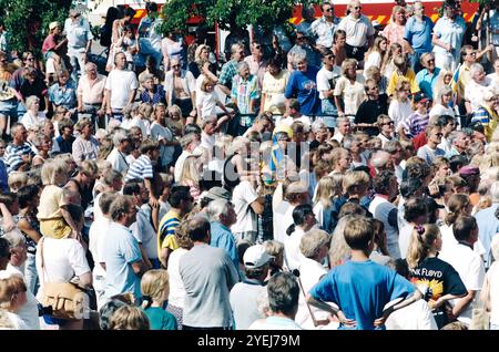 Der WM-Held Klas Ingesson kommt 1994 und wird in seiner Heimatstadt Ödeshög, Schweden, nach der Bronze Schwedens bei der FIFA-Weltmeisterschaft 1994, geehrt. Stockfoto