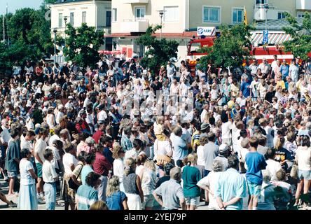 Der WM-Held Klas Ingesson kommt 1994 und wird in seiner Heimatstadt Ödeshög, Schweden, nach der Bronze Schwedens bei der FIFA-Weltmeisterschaft 1994, geehrt. Stockfoto