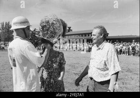 Der WM-Held Klas Ingesson kommt 1994 und wird in seiner Heimatstadt Ödeshög, Schweden, nach der Bronze Schwedens bei der FIFA-Weltmeisterschaft 1994, geehrt. Stockfoto