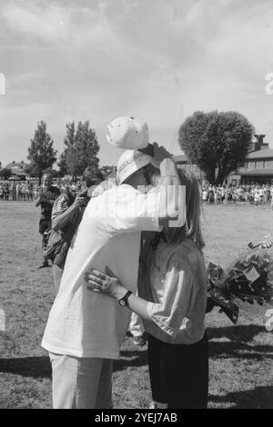 Der WM-Held Klas Ingesson kommt 1994 und wird in seiner Heimatstadt Ödeshög, Schweden, nach der Bronze Schwedens bei der FIFA-Weltmeisterschaft 1994, geehrt. Stockfoto