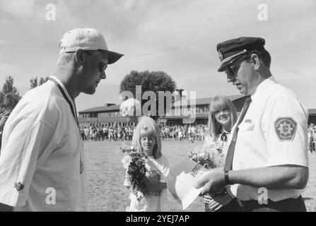 Der WM-Held Klas Ingesson kommt 1994 und wird in seiner Heimatstadt Ödeshög, Schweden, nach der Bronze Schwedens bei der FIFA-Weltmeisterschaft 1994, geehrt. Stockfoto