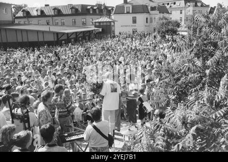 Der WM-Held Klas Ingesson kommt 1994 und wird in seiner Heimatstadt Ödeshög, Schweden, nach der Bronze Schwedens bei der FIFA-Weltmeisterschaft 1994, geehrt. Stockfoto