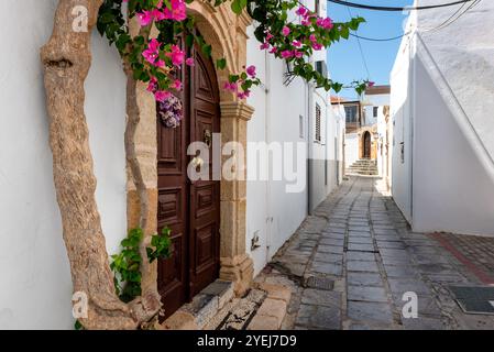 Wunderschöne mittelalterliche Architektur der Stadt Lindos auf Rhodos, Griechenland. Stockfoto