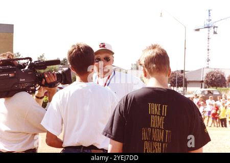 Der WM-Held Klas Ingesson kommt 1994 und wird in seiner Heimatstadt Ödeshög, Schweden, nach der Bronze Schwedens bei der FIFA-Weltmeisterschaft 1994, geehrt. Stockfoto